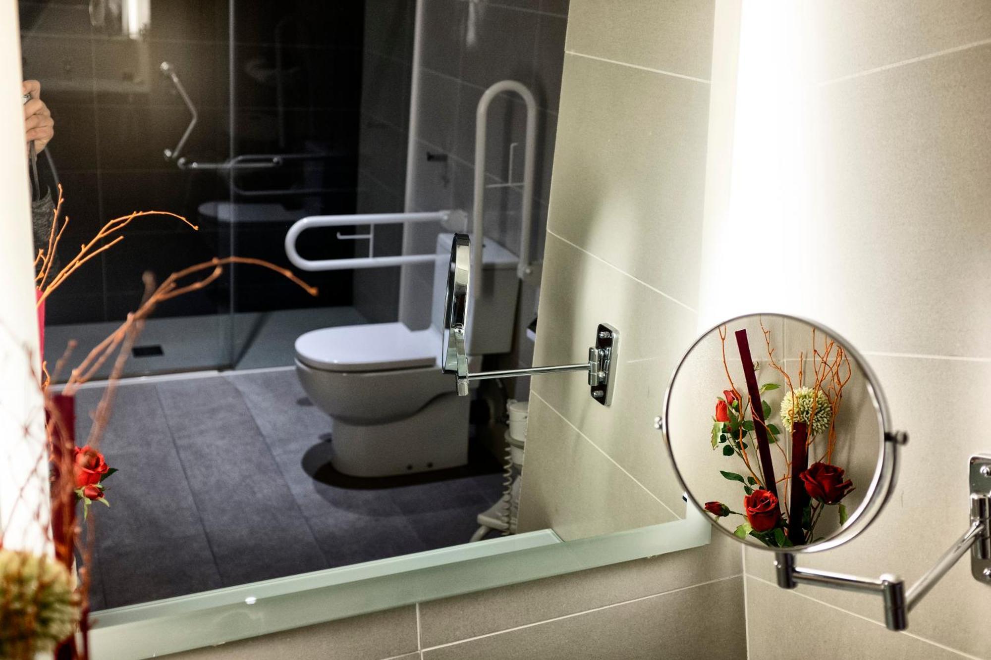 Chambre Double ou Lits Jumeaux - Accessible aux Personnes à Mobilité Réduite
